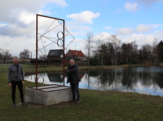 Mark van den Wouwer en Pieter-Jan Parrein poseren trots aan nieuwe kunstwerk