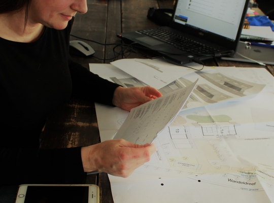 Schepen van jeugd Mireille Colson bestudeert plannen nieuwe jeugdlokalen Schepen van jeugd Mireille Colson bestudeert plannen nieuwe jeugdlokalen