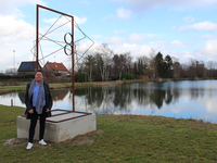 Ramsels raadslid Geert Sterckx bij kunstwerk kleiput